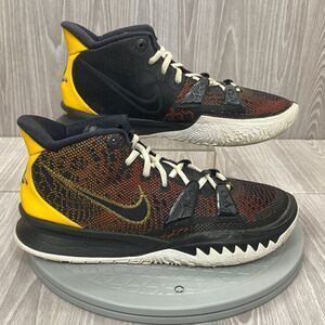 Nike Mens Kyrie 7 Roswell Rayguns Black Gold Basketball Shoes Sz 8 CQ9326-003